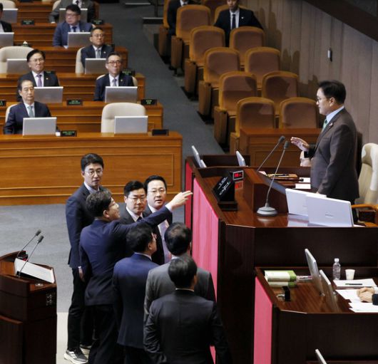 24일 국회에서 시정연설을 마친 한덕수 대통령 권한대행(국무위원석 맨 앞)에게 우원식 국회의장(오른쪽)이 작심 비판 발언을 하자 권성동 국민의힘 원내대표가 항의하고 있다. 임현동 기자