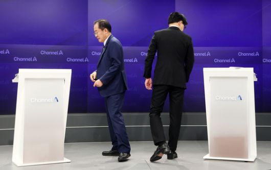 홍준표(왼쪽), 한동훈 국민의힘 대선 경선 후보가 25일 오후 서울 종로구 동아미디어센터 채널A 오픈스튜디오에서 열린 일대일 맞수 토론에 앞서 기념촬영을 한 후 자리로 향하고 있다. 뉴스1