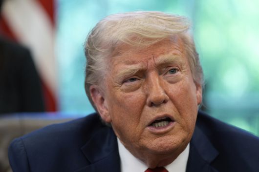 도널드 트럼프 미국 대통령이 지난 23일(현지시간) 워싱턴 백악관 집무실에서 행정명령에 서명한 후 기자들과 대화하고 있다. AP=연합뉴스