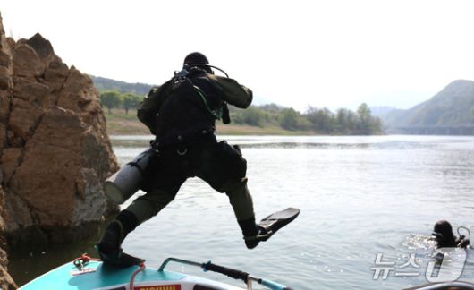 박재석 수중지질 조사팀 잠수사가 단양 도담삼봉을 조사하기 위해 물속으로 뛰어들고 있다. 뉴스1