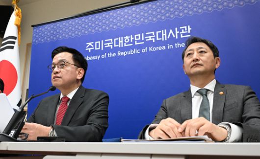 지난 16일 지난 16일 아카자와 료세이 일본 경게재생상이 도널드 트럼프 미국 대통령에게 받은 모자를 쓰고 엄지 손가락을 들어보이고 있다. 사진 백안관=지지통신