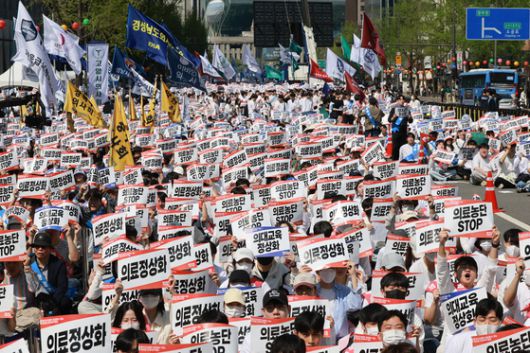 20일 서울 중구 숭례문 인근 세종대로에서 대한의사협회가 연 '의료정상화를 위한 전국의사궐기대회' 참가자들이 정부의 의대 증원 정책과 의료개혁특별위원회 운영 등을 규탄하며 구호를 외치고 있다. 연합뉴스