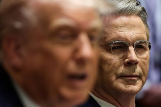 한국의 대미 관세 협상단은 24일(현지시간) 미국 워싱턴 재무부에서 진행된 협상에서 LNG선과 거북선이 새겨진 기념주화를 선물했다. 조선과 LNG 개발은 미국이 한국과의 협력을 요청해온 대표적 분야다. 연합뉴스