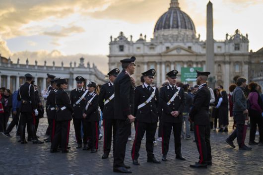 이탈리아 경찰들이 24일(현지시간) 바티칸의 성 베드로 광장을 순찰하고 있다. AP=연합뉴스