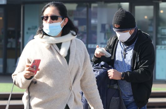 지난달 서울에서 마스크를 착용한 외국인 관광객들. 뉴스1