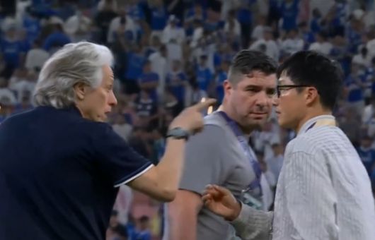 제수스 감독은 손가락으로 이 감독을 가리키며 뭔가 중얼거렸다. ‘말 조심해라’, ‘그 입 다물라’고 조롱하는 듯한 제스처였다. [사진 tvn 스포츠 중계화면 캡처]