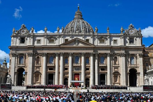 교황의 운구 행렬이 로마 콜로세옴 앞을 지나가고 있다. AP=연합뉴스