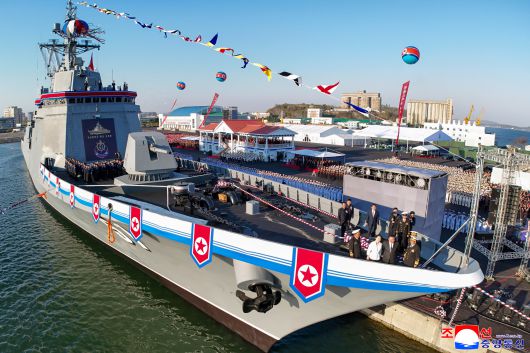 북한 김정은 국무위원장이 참석한 가운데 5000t급 신형다목적구축함 ‘최현호’ 진수식이 지난 25일 남포조선소에서 진행됐다고 조선중앙통신이 26일 보도했다. 조선중앙통신=연합뉴스