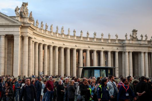 24일(현지시간) 프란치스코 교황을 조문하려는 일반인들의 줄이 바티칸의 성 베드로 광장에 늘어서 있다. 로이터=연합뉴스
