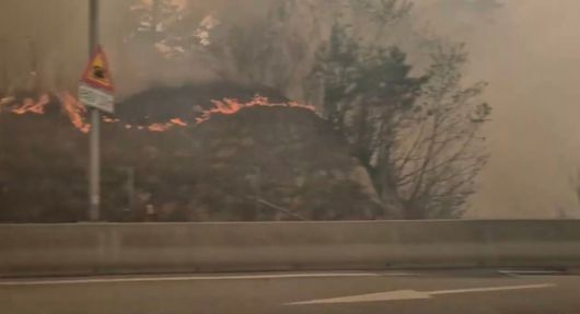 26일 오후 1시 18분께 강원 인제군 상남면 하남리 한 야산에서 발생한 산불이 내린천 휴게소 인근까지 확산했다. 연합뉴스