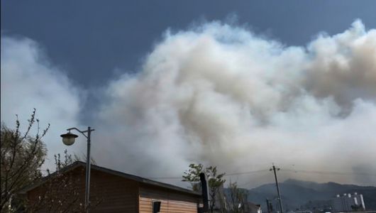26일 오후 1시 18분께 강원 인제군 상남면 하남리 한 야산에서 발생한 산불로 인해 인제시내가 자욱한 연기에 뒤덮여 있다. 연합뉴스