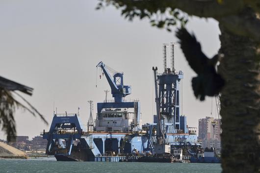 2025년 4월 16일 이집트 수에즈 운하를 항해 중인 이집트 준설선. AP=연합뉴스