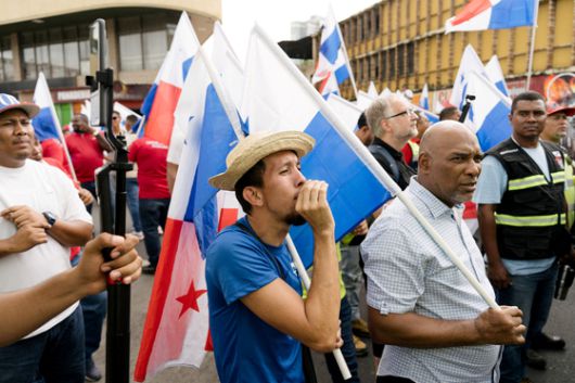 2025년 4월 8일 파나마 파나마시티에서 피트 헤그세스 미 국방장관이 파나마를 방문하는 동안, 반대 시위를 벌이는 시민들. 로이터=연합뉴스