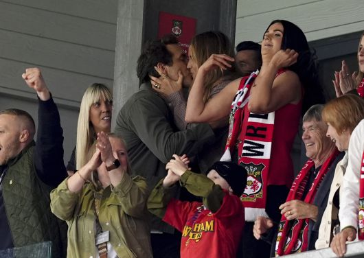 렉섬의 레이놀즈(왼쪽) 구단주가 찰턴전 첫골이 터지자 아내 블레이크 라이블리와 키스하고 있다. [AP=연합뉴스]