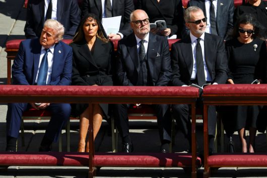 (왼쪽부터)도널드 트럼프 미국 대통령과 그의 부인 멜라니아 트럼프 여사, 펠리페 6세 스페인 국왕이 26일(현지시간) 바티칸에서 열린 프란치스코 교황의 장례 미사에 참석했다. 로이터=연합뉴스