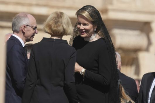 26일(현지시간) 바티칸 성 베드로 광장에서 열린 교황의 장례 미사에서 마틸드 벨기에 왕비(오른쪽)도 진주목걸이를 착용해 논란을 일었다. AP=연합뉴스