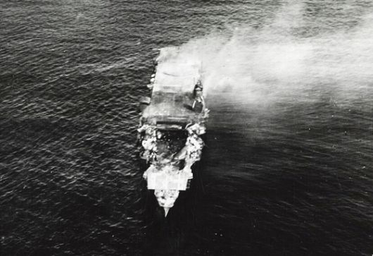 미드웨이 해전 당시 미군의 공격을 받고 불타는 침몰 직전의 일본 항모 히류. 이때 일본은 일거에 네 척의 항모를 상실하면서 이후 공세에 적극적으로 나오기 어려웠다. 미국이 전력을 보충할 때까지 천금 같은 시간을 벌었던 역사적인 대승이었다. 위키피디아