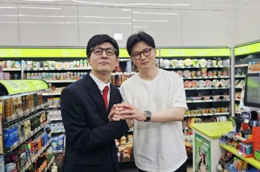 한동훈(오른쪽) 국민의힘 대선경선 후보와 그의 행동을 모사한 개그맨 정성호. 사진 한 후보 페이스북