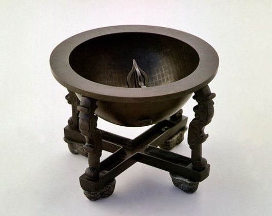 특허청은 발명의 날 60주년을 맞아 선조 발명가 업적을 기리기 위해 거북선과 측우기, 금속활자 등 선조의 우수 발명 15점을 심사해 14점을 명예특허로 등록 결정했다고 28일 밝혔다.   앙부일구는 시계의 눈금이 그려진 오목한 시반을 우선 제작한 뒤 관측하는 위치의 북극 고도를 계산하고 영침을 설치해 위치와 관계없이 정확한 시간을 관측할 수 있다는 점에서 특허받을 수 있다고 판단됐다. 사진은 앙부일구. 특허청