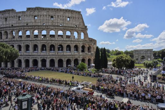 전날 장지로 향하는 교황의 운구차량을 신도들이 배웅하는 모습. [AP=연합뉴스]