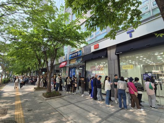 28일 오전 10시 서울 마포구 도화동에 있는 SKT 대리점 앞에서 유심을 교환하려는 시민이 100명 넘게 긴 줄을 서고 있다. 전율 기자