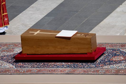 26일 바티칸에서 조반니 바티스타 레 추기경이 관을 향해 축복하고 있다. [로이터=연합뉴스]