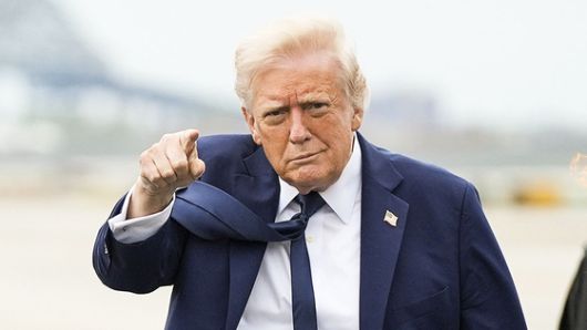 도널드 트럼프 미국 대통령이 26일(현지시간) 바티칸에서 열린 프란치스코 교황 장례식을 마치고 뉴저지주 뉴왁 국제공항에 도착해 취재진을 향해 제스처를 취하고 있다. AP=연합뉴스