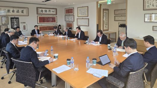 앞줄 왼쪽부터 시계방향으로 전봉근 국립외교원 명예교수, 고유환 동국대 명예교수, 홍현익 전 국립외교원장, 박영호 전 강원대 교수, 권만학 경희대 명예교수, 윤영관 전 외교부 장관, 박명림 연세대 교수, 박문수 미래와가치 회장, 홍석현 이사장, 이하경 중앙일보 대기자, 이희옥 성균관대 교수, 박인휘 이화여대 교수, 황지환 서울시립대 교수. 김현동 기자