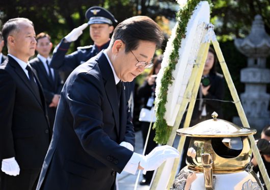 이재명 더불어민주당 대선 후보가 28일 오후 경기도 이천시 SK하이닉스 이천캠퍼스에서 열린 'K-반도체' AI메모리반도체 기업 간담회에 참석해 자료를 살펴보고 있다. 2025.4.28 국회사진기자단