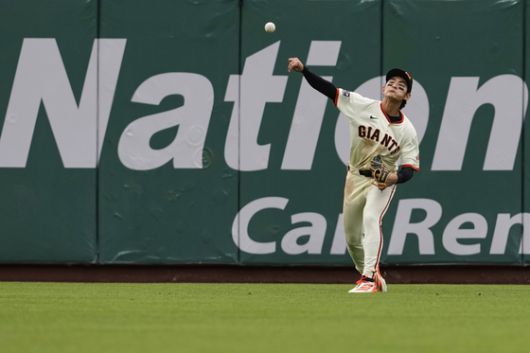 28일(한국시간) 텍사스전에서 빠르고 정확한 송구로 2루에서 주자를 잡아낸 이정후. AP=연합뉴스