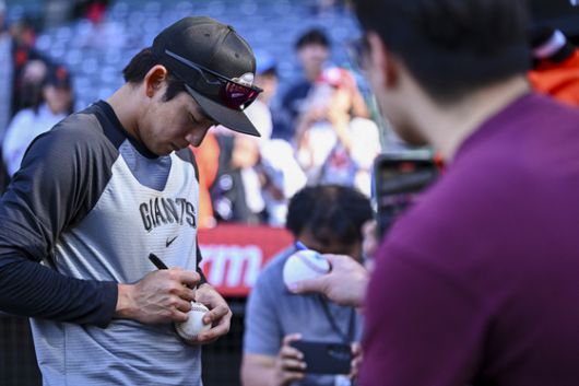 팬들에게 사인해주는 이정후. 로이터=연합뉴스