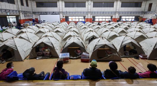 대구 함지산 산불 발생 이틀째인 29일 대구 북구 팔달초등학교에 설치된 대피소에서 이재민들이 휴식을 취하고 있다. 뉴스1
