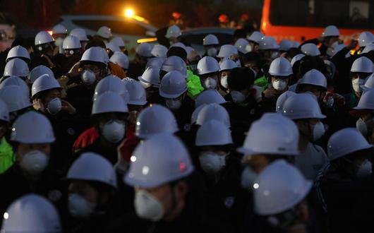 대구 대형 산불 발생 이틀째인 29일 오전 대구서변초등학교 조야분교장에 설치된 산불현장통합지휘본부에서 공무원들이 잔불 진화 작업 투입 준비를 하고 있다. 연합뉴스