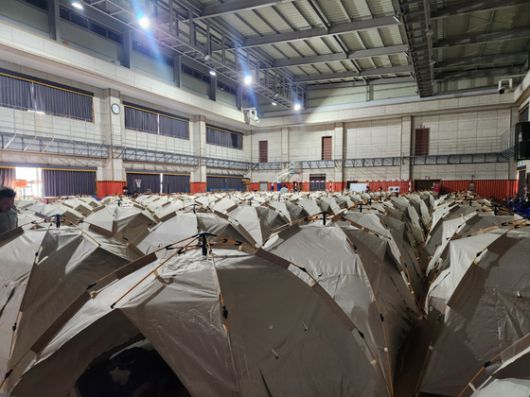 대구 대형 산불 발생 이틀째인 29일 대구 북구 팔달초등학교에 설치된 대피소에서 주민들이 아침 식사를 하고 있다. 연합뉴스