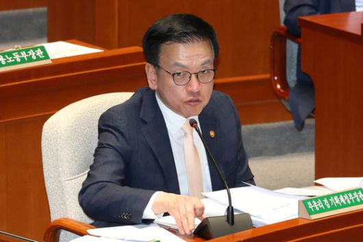 최상목 경제부총리 겸 기획재정부 장관이 28일 오전 서울 여의도 국회에서 열린 제424회 국회(임시회) 예산결산특별위원회 전체회의에 출석해 의원 질의에 답하고 있다. 뉴스1