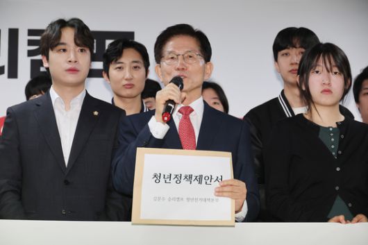 한동훈 국민의힘 대선 경선 후보가 28일 오후 충북 청주시 육거리종합시장에 도착해 지지자들과 인사하고 있다. 뉴스1