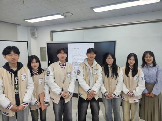 선린인터넷고등학교 주식동아리 FRS 소속 학생들. 왼쪽부터 신준현·최한별·김지안·오유찬·조은서·조민채 학생과 김세진 선생님. 김남준 기자