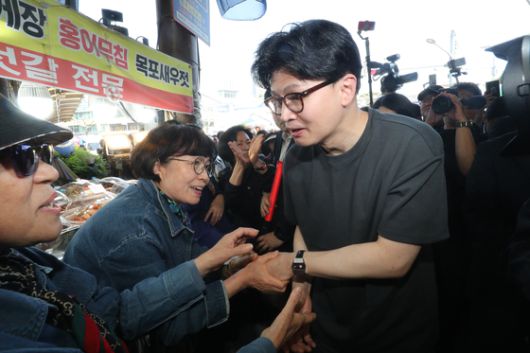 한덕수 대통령 권한대행이 22일 서울 종로구 정부서울청사에서 영국 언론사 '더 이코노미스트'와 인터뷰하고 있다. 국무총리실 제공