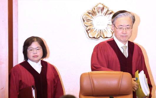 김형두 헌법재판소장 권한대행(오른쪽)과 김복형 헌법재판관이 29일 서울 종로구 헌법재판소에서 열린 손준성 대구고검 차장검사(검사장)의 탄핵심판 2차 변론준비기일에 참석하고 있다. 뉴스1