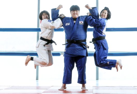 여자 최중량급 기대주 이현지(가운데)가 대표팀 동료 허미미(왼쪽)와 장세윤을 양 팔로 번쩍 들어 보이고 있다. 김성룡 기자