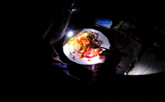 28일 이베리아 반도 전체에 영향을 미친 대규모 정전 이후 마드리드 아토차 기차역에서 하룻밤을 보낼 준비를 하며 적십자 담요를 두른 여행객들이 바닥에 누워 있다. AFP=연합뉴스