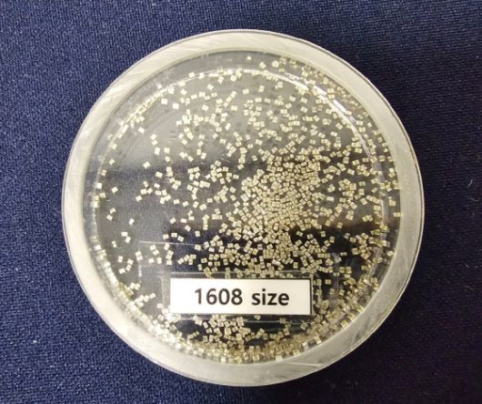 삼성전기의 적층세라믹콘덴서(MLCC)제품. 500cc 와인잔에 가득 채운 MLCC 가격은 3억 원에 달한다. 뉴스1