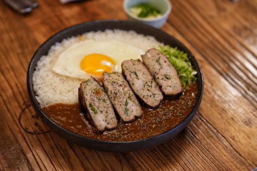 소고기 대신 돼지고기만 사용해 직접 만든 함박스테이크 카레. 사진 김성현