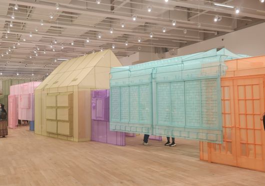 런던 테이트모던의 '서도호: 집을 걷다'에 나온 신작 '네스트(Nest/s)'에 들어간 관람객들. 런던=연합뉴스