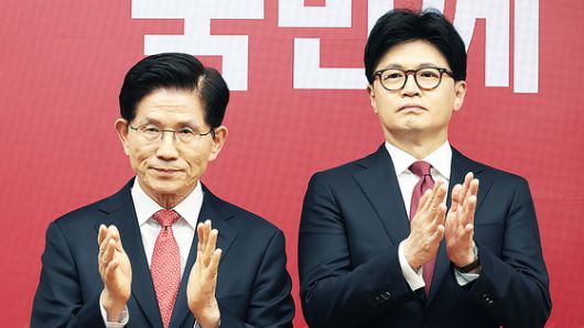 국민의힘 2차 경선 결선에 진출한 김문수, 한동훈 대선 경선 후보가 29일 오후 서울 여의도 중앙당사에서 열린 제21대 대통령후보자 선출을 위한 3차 경선 진출자 발표에서 박수를 치고 있다. 국회사진기자단