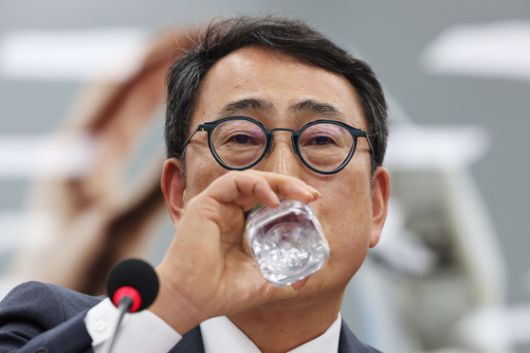 유영상 SK텔레콤 대표이사가 30일 오전 서울 여의도 국회 과학기술정보방송통신위원회에서 열린 YTN 등 방송·통신 분야 청문회에서 의원 질의에 답변하고 있다. 뉴스1