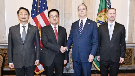 최상목 부총리 겸 기획재정부 장관이 안덕근 산업통상자원부 장관과 함께 24일(현지시간) 미국 워싱턴 DC 재무부에서 열린 '한-미 2 2 통상협의(Trade Consultation)'에서 기념 촬영하고 있다.   (왼쪽부터) 안 산업부 장관, 최 부총리, 스콧 베센트 미 재무장관, 제이미슨 그리어 미국무역대표부(USTR) 대표. 연합뉴스