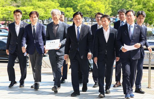 더불어민주당 전정권정치탄압대책위원회 소속 의원들과 문재인 전 대통령 변호인단이 30일 경기 과천 고위공직자범죄수사처(공수처)에 이창수 중앙지검장 등 전주지검 수사 관계자에 대한 문 전 대통령의 고발장 제출을 위해 이동하고 있다. 뉴스1