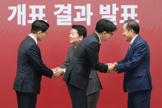 국민의힘 김문수, 한동훈, 안철수, 홍준표 대선 경선 후보가 29일 오후 서울 여의도 중앙당사에서 열린 제21대 대통령후보자 선출을 위한 3차 경선 진출자 발표에서 결과 발표 후 악수하고 있다. 국회사진기자단]