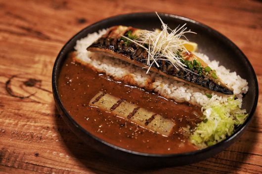 숯불에 구운 동해안 고등어와 홍스레디시가 올라간 고등어카레. 사진 김성현